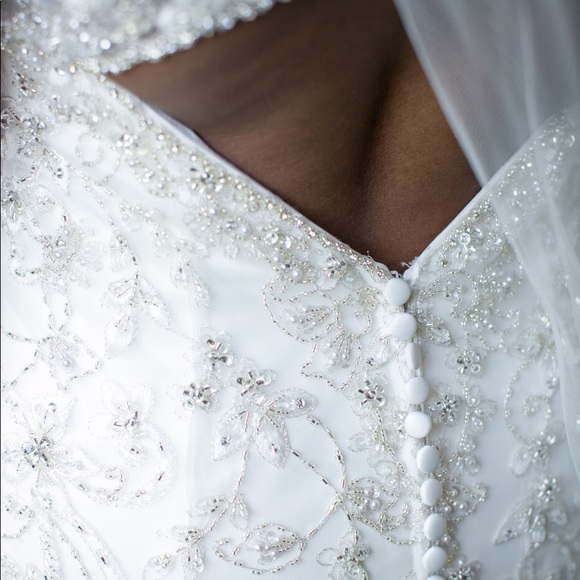 Stunning Wedding Gown! - Picture 5 of 8